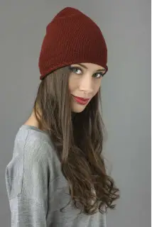 Bonnet tricoté pur cachemire à maille lisse en bordeaux