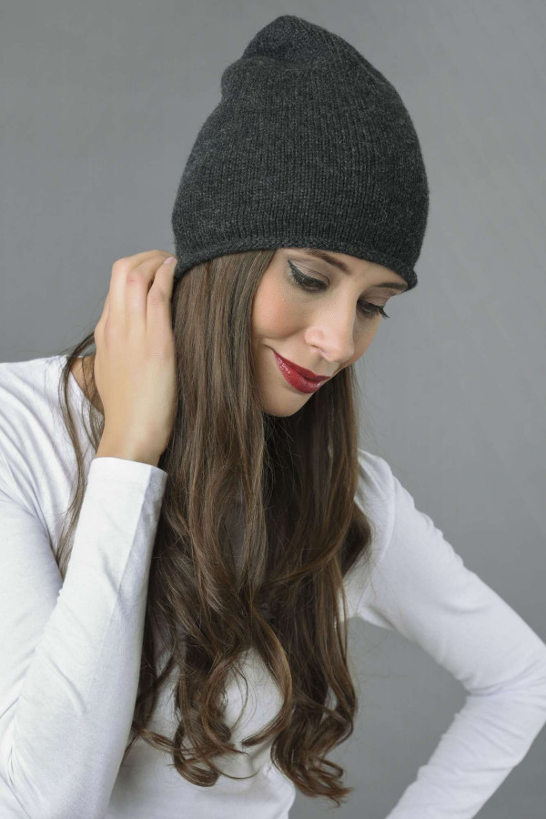 Bonnet tricoté pur cachemire à maille lisse en gris charbon