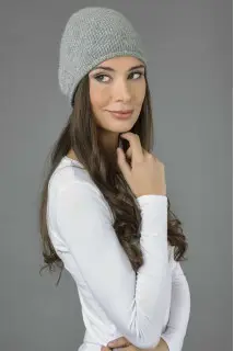 Bonnet tricoté pur cachemire à maille lisse en gris clair