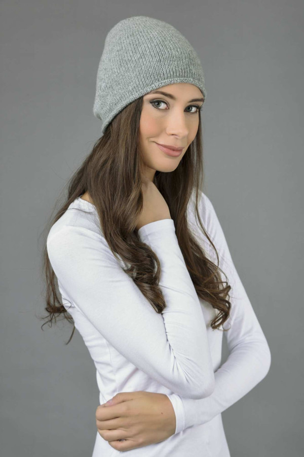 Bonnet tricoté pur cachemire à maille lisse en gris clair