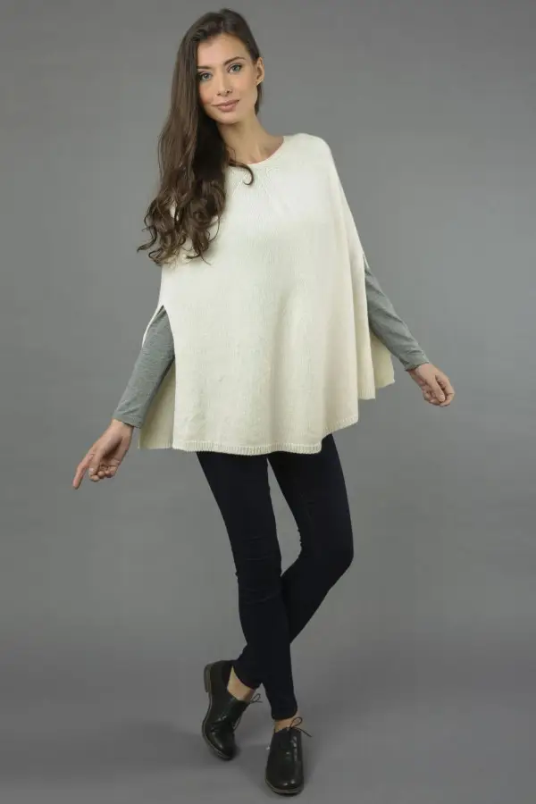 Capa Poncho liso de Cachemira pura de punto en blanco crema