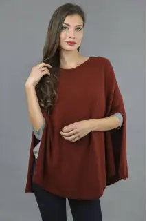 Poncho-cape pur cachemire à maille lisse en bordeaux