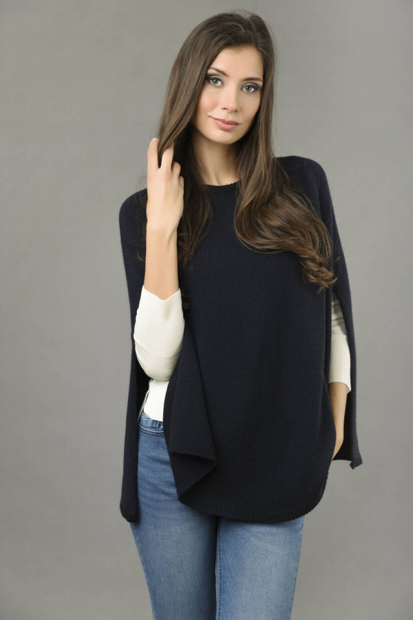 Poncho-cape pur cachemire à maille lisse en bleu marine