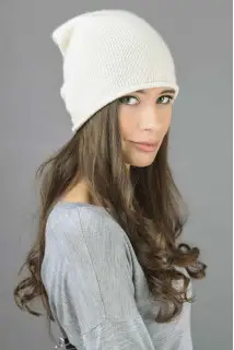 Bonnet long slouchy à maille lisse pur cachemire en crème blanc pour femme.