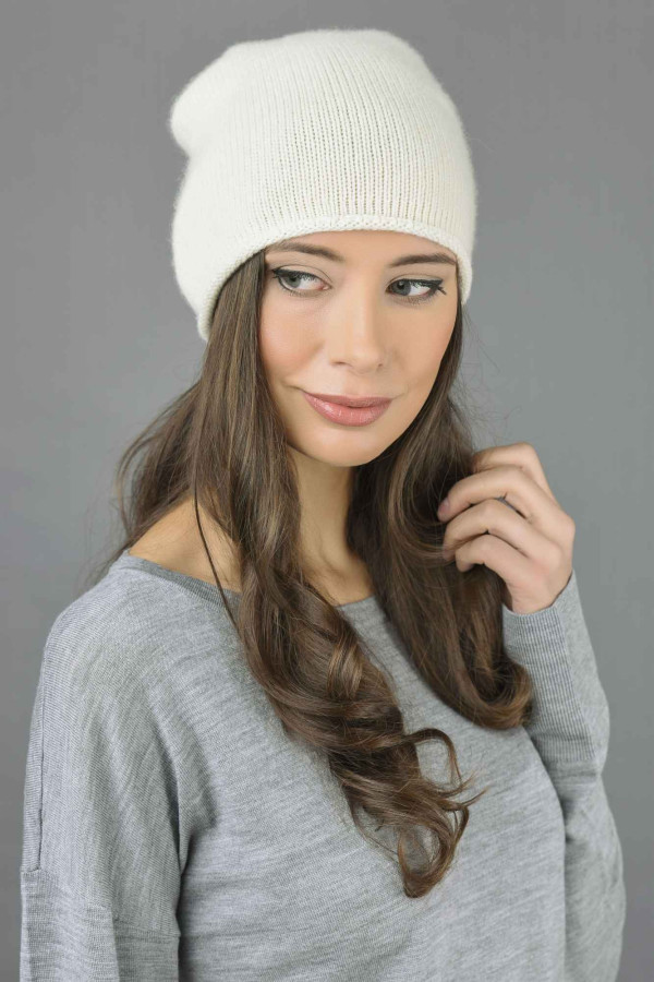 Bonnet long slouchy à maille lisse pur cachemire en crème blanc pour femme.