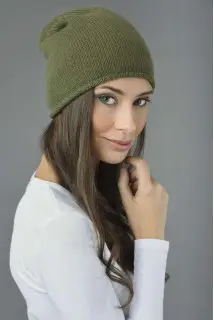 Bonnet long slouchy à maille lisse pur cachemire en loden vert pour femme.