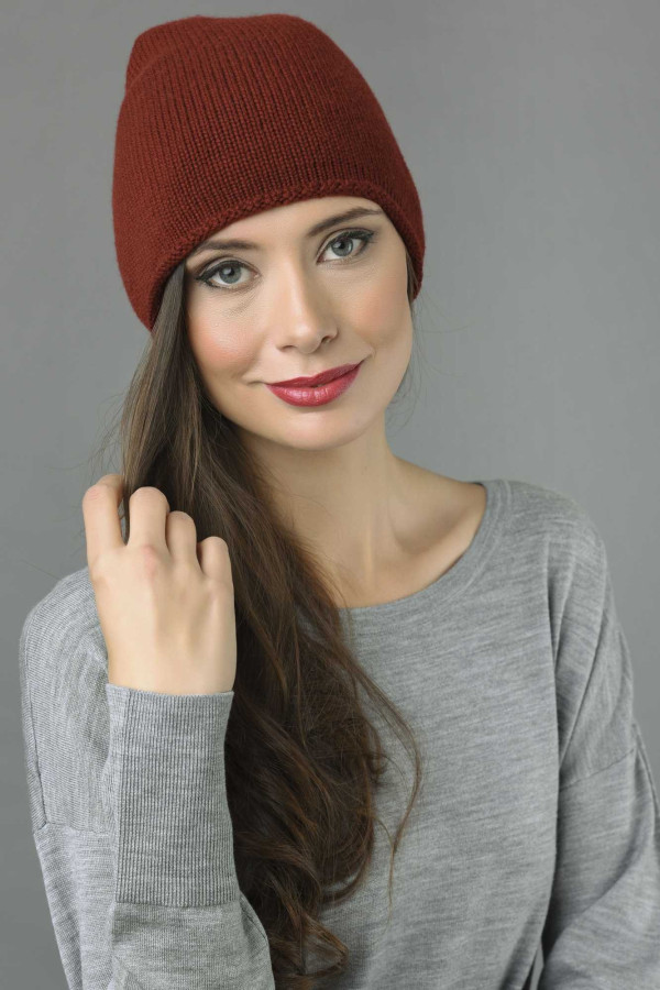Bonnet long slouchy à maille lisse pur cachemire en bordeaux pour femme.