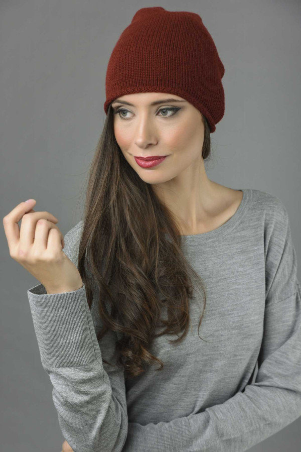 Bonnet long slouchy à maille lisse pur cachemire en bordeaux pour femme.