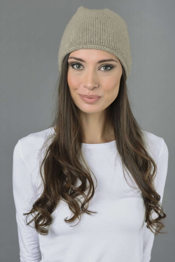 Bonnet long slouchy à maille lisse pur cachemire en chameau brun pour femme.