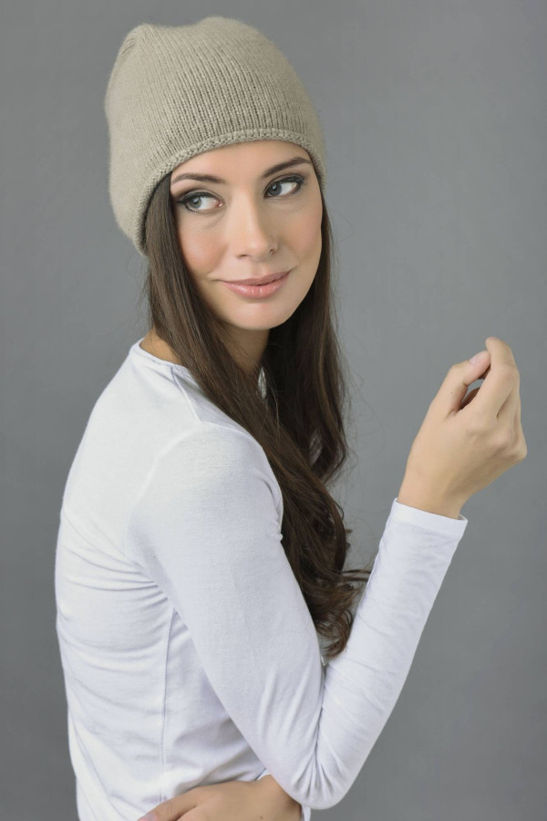 Bonnet long slouchy à maille lisse pur cachemire en chameau brun pour femme.