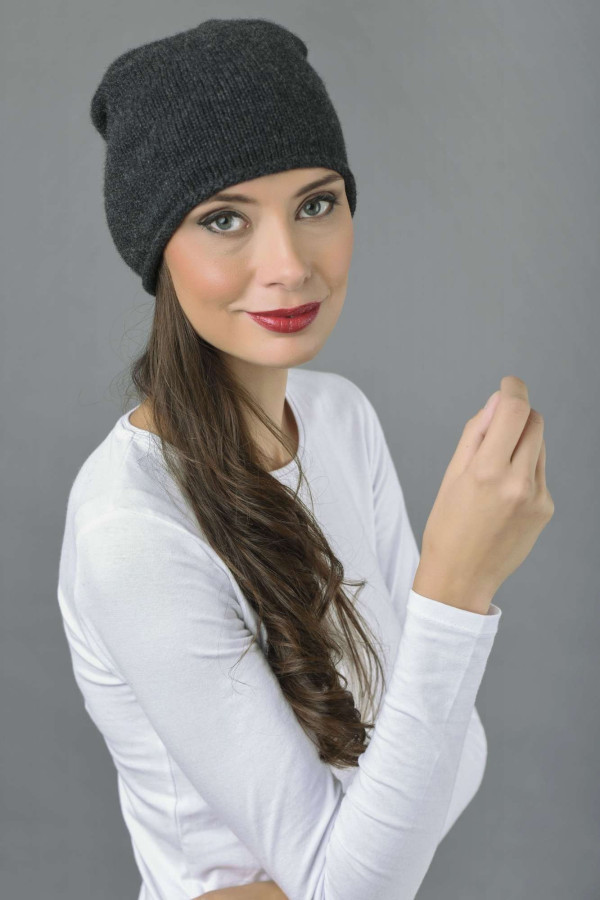 Bonnet long slouchy à maille lisse pur cachemire en gris charbon pour femme.