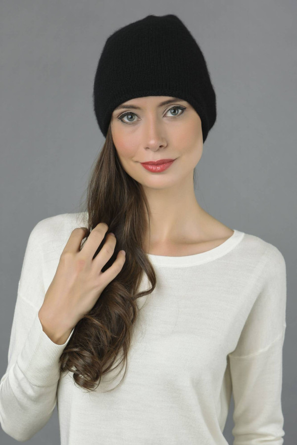 Bonnet long slouchy à maille lisse pur cachemire en noir pour femme.