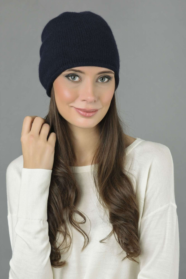 Bonnet long slouchy à maille lisse pur cachemire en bleu marine pour femme.