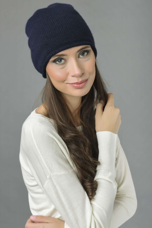 Bonnet long slouchy à maille lisse pur cachemire en bleu marine pour femme.