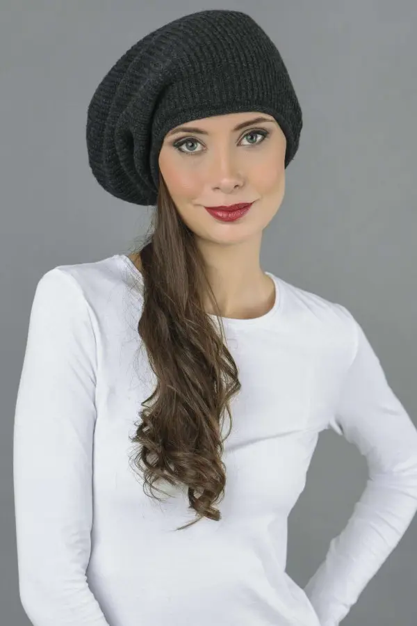 Bonnet long côtelé tricoté en pur cachemire en gris charbon