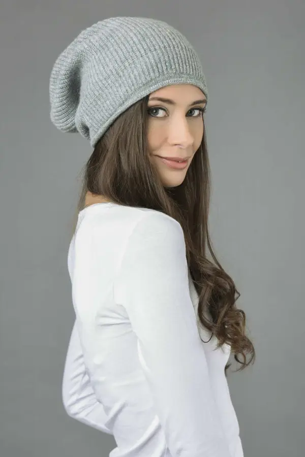 Bonnet long côtelé tricoté en pur cachemire en gris clair