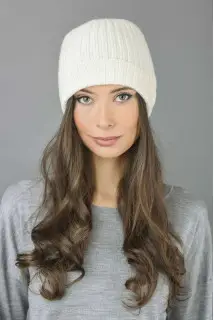 Bonnet style pêcheur côtelé pur cachemire en crème blanc