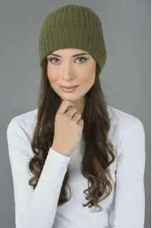 Bonnet style pêcheur côtelé pur cachemire en loden vert