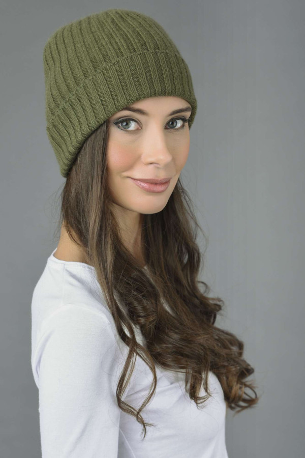 Bonnet style pêcheur côtelé pur cachemire en loden vert