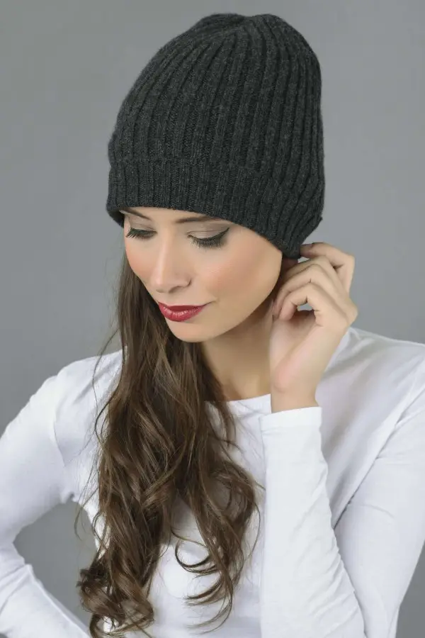 Bonnet style pêcheur côtelé pur cachemire en gris charbon