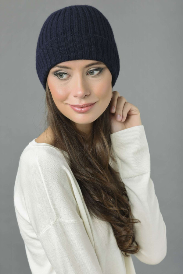 Bonnet style pêcheur côtelé pur cachemire en bleu marine