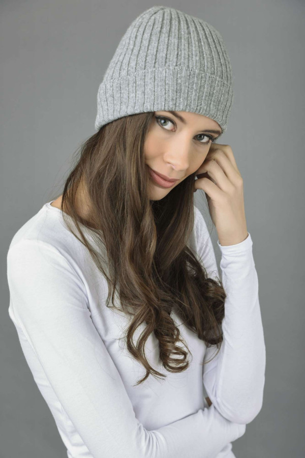 Bonnet style pêcheur côtelé pur cachemire en gris clair
