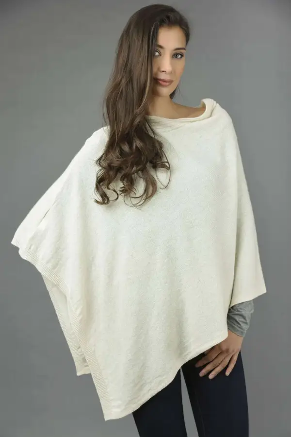 Reiner Kaschmir Gestrickter Asymmetrischer Poncho in cremeweiß
