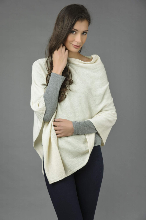 Poncho asimétrico de Cachemira pura de punto en blanco crema