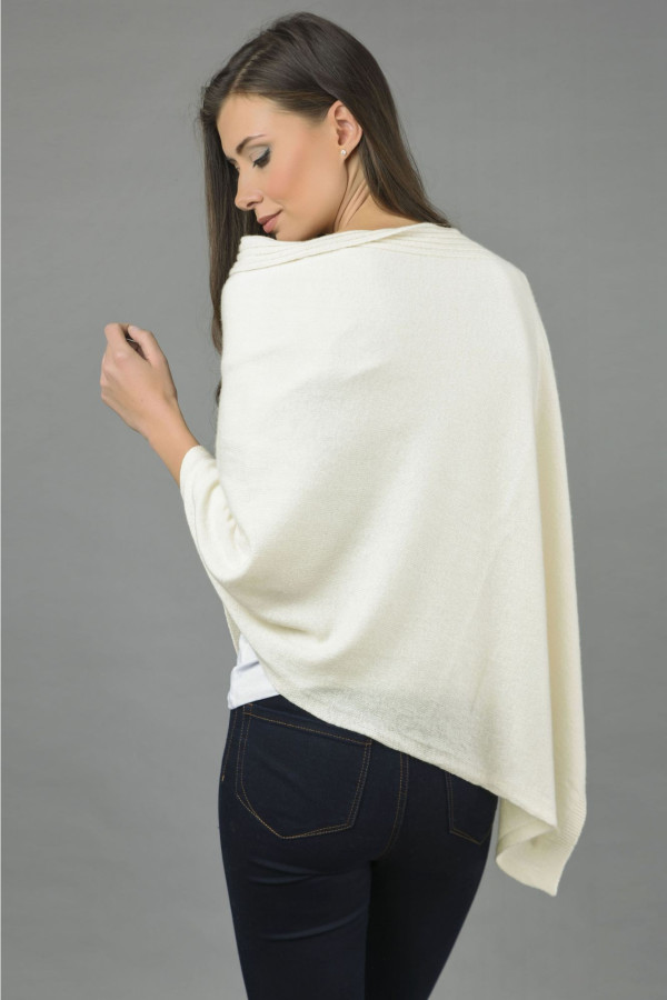 Poncho asimétrico de Cachemira pura de punto en blanco crema