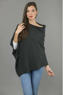 Poncho asimétrico de Cachemira pura de punto en gris carbón