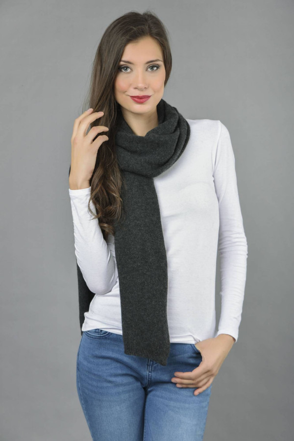 Écharpe pur cachemire à maille lisse en gris charbon