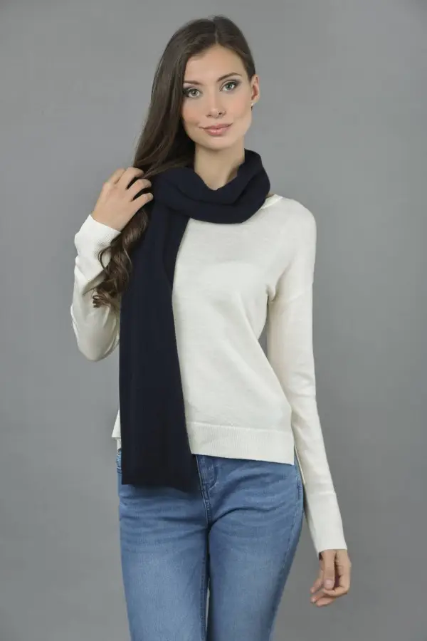 Écharpe pur cachemire à maille lisse en bleu marine