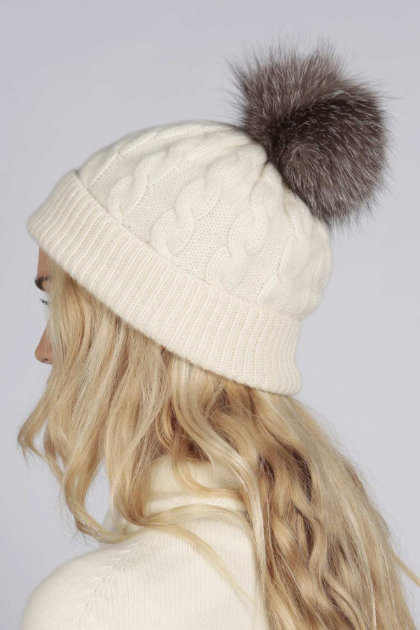 Bonnet pompon en fourrure en tricot torsadé pur cachemire en crème blanc