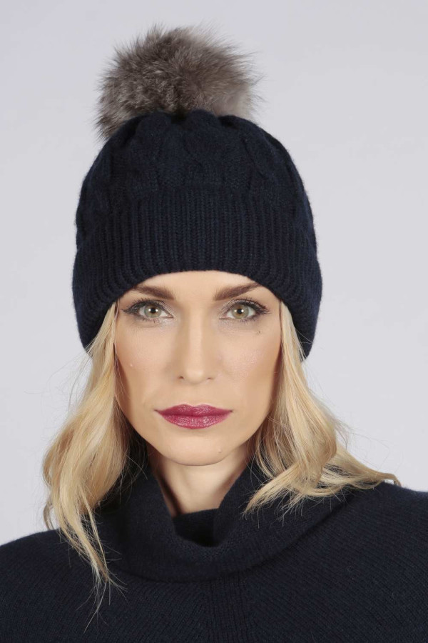 Bonnet pompon en fourrure en tricot torsadé pur cachemire en bleu marine