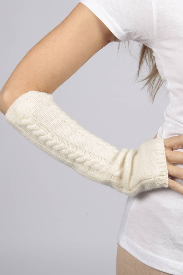 Gants / chauffe-poignets en tricot torsadé pur cachemire en crème blanc