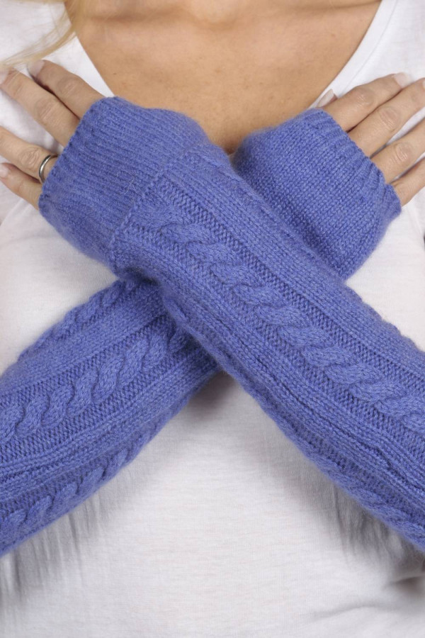 Gants / chauffe-poignets en tricot torsadé pur cachemire en bleu pervenche