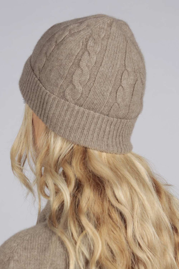Bonnet en tricot torsadé et côtelé pur cachemire en chameau brun