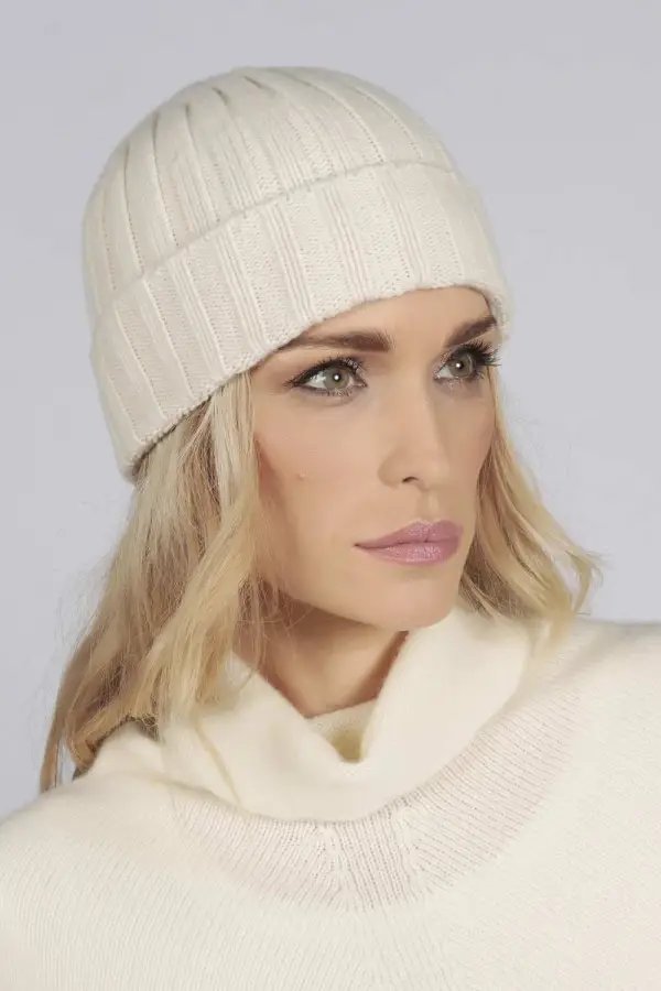 Bonnet style pêcheur largement côtelé pur cachemire en crème blanc