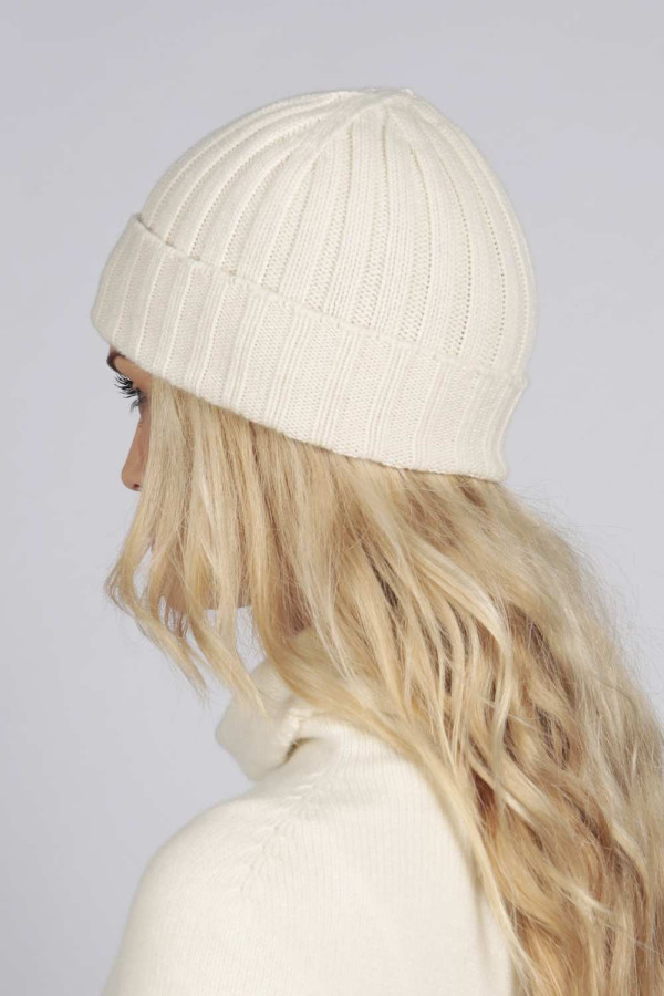 Bonnet style pêcheur largement côtelé pur cachemire en crème blanc
