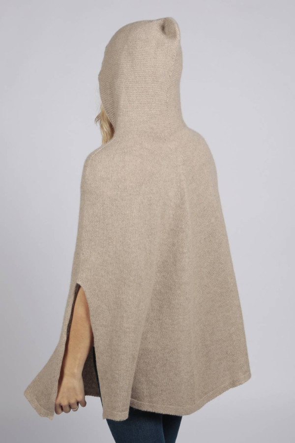 Poncho-cape pur cachemire à capuche en chameau brun
