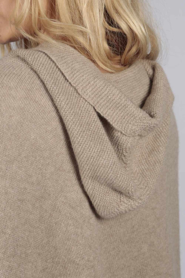 Poncho-cape pur cachemire à capuche en chameau brun