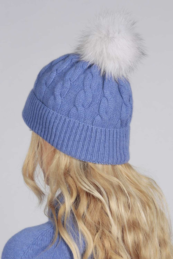 Bonnet pompon en fourrure en tricot torsadé pur cachemire en bleu pervenche