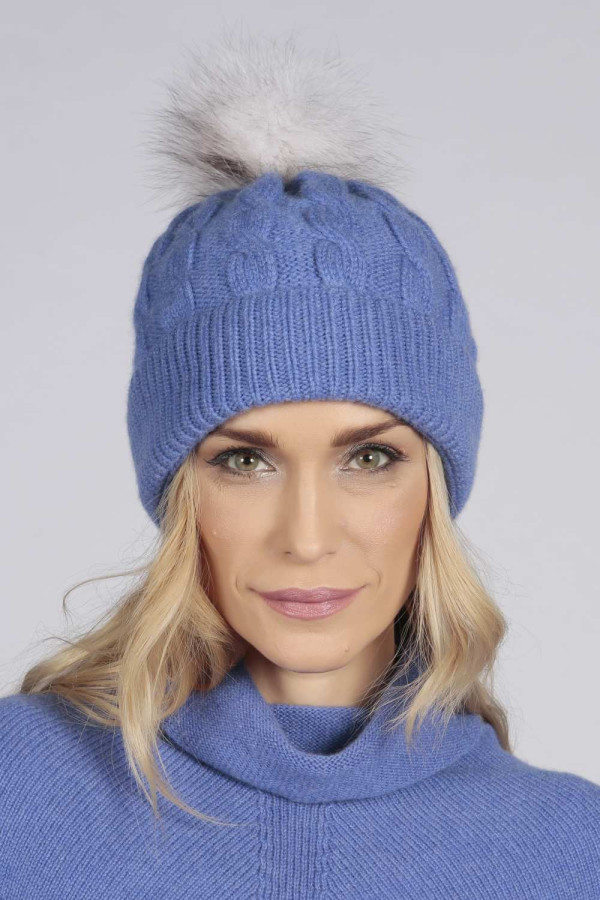 Bonnet pompon en fourrure en tricot torsadé pur cachemire en bleu pervenche