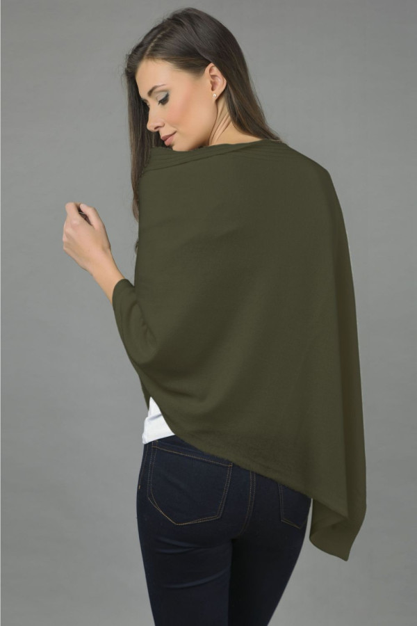 Poncho asimétrico de Cachemira pura de punto en verde militar
