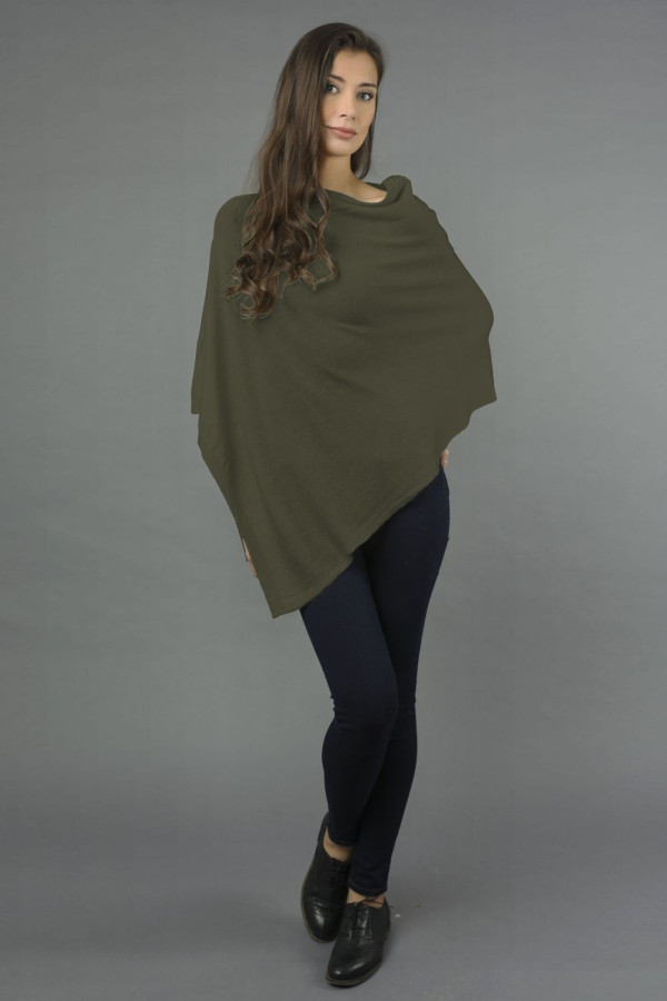 Poncho asymétrique en pur cachemire en vert militaire