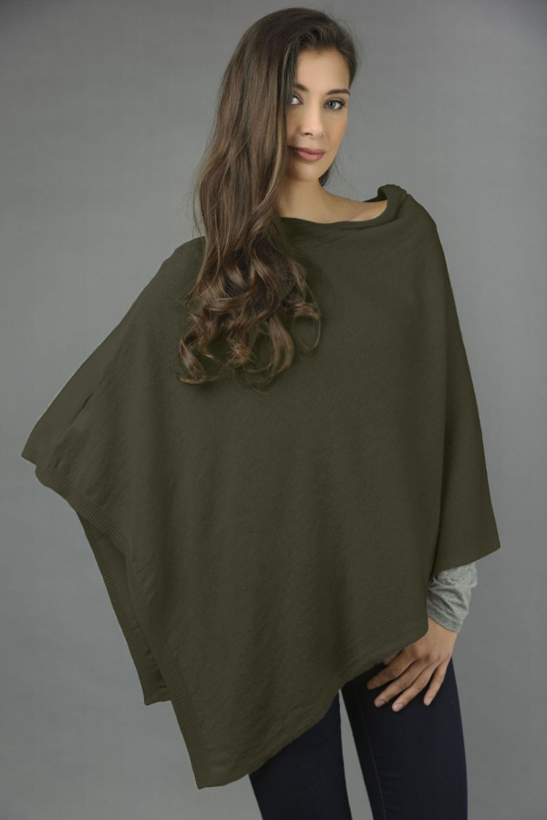 Poncho asymétrique en pur cachemire en vert militaire