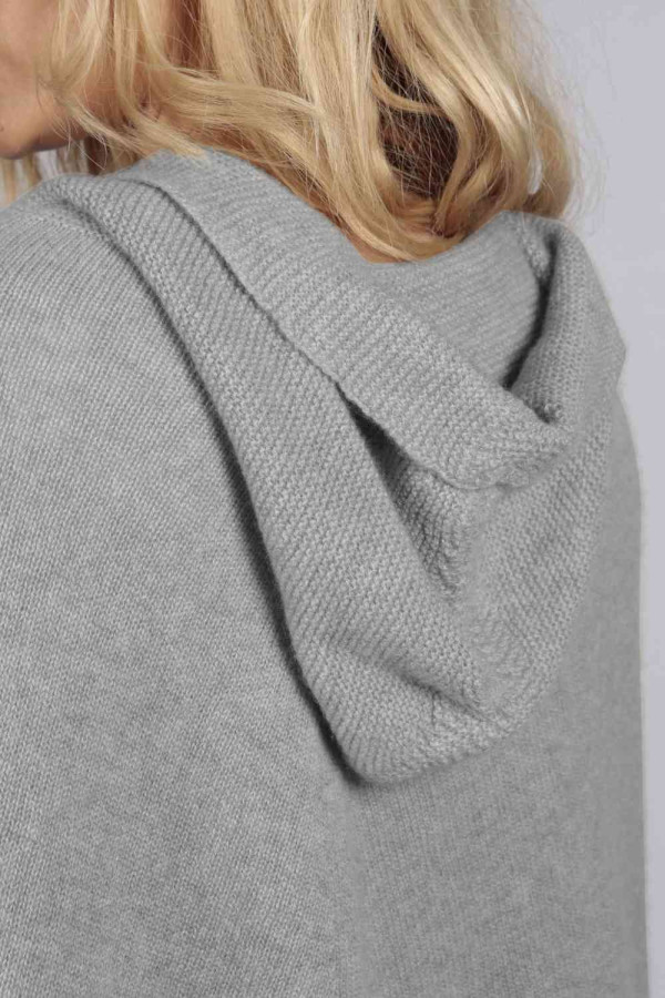 Poncho-cape pur cachemire à capuche en gris clair