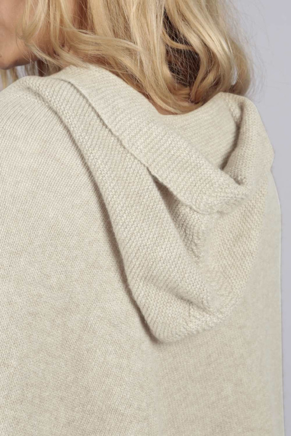 Poncho-cape pur cachemire à capuche en crème blanc