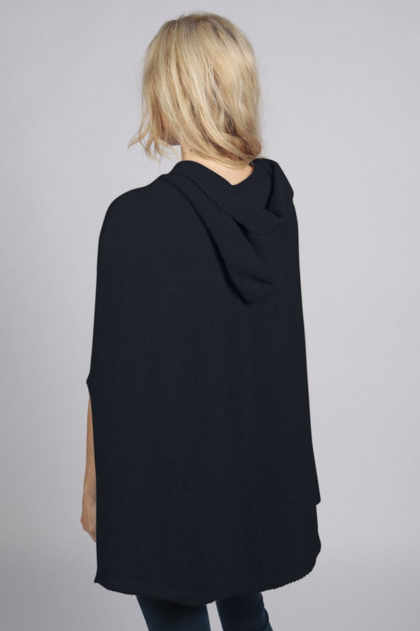 Poncho-cape pur cachemire à capuche en bleu marine