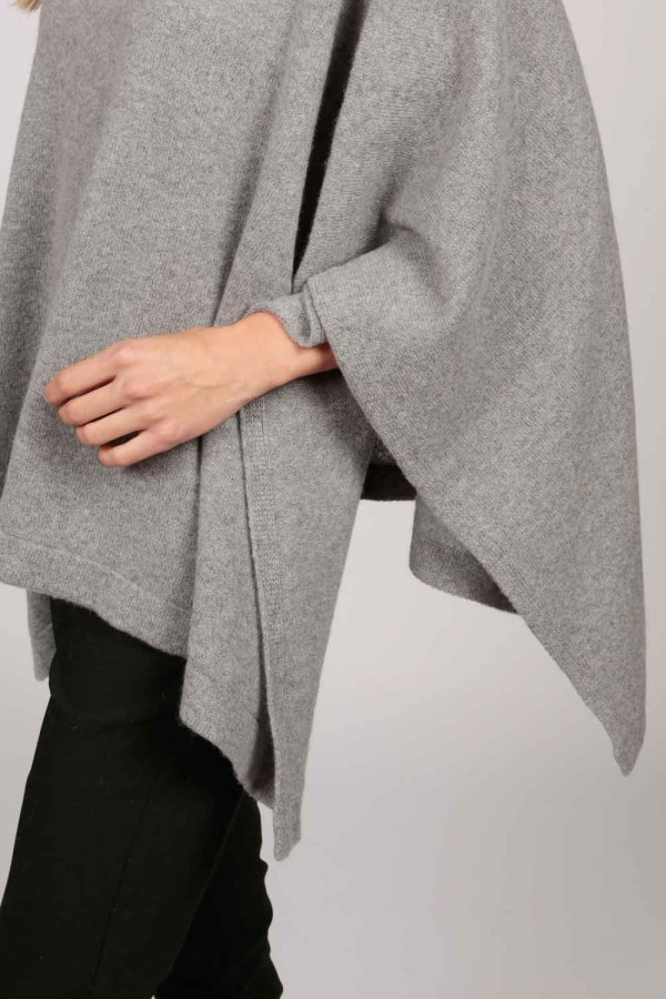 Poncho col bateau en cachemire gris clair